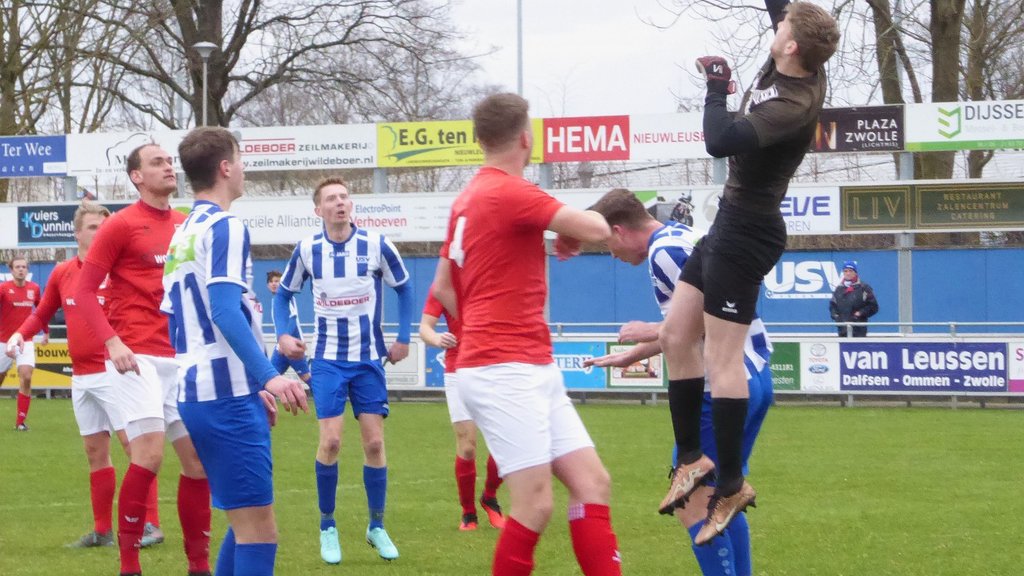 de ingreep van doelman Koops is niet afdoende. Jort Kouwen (nr. 11) staat klaar om koppend de score te openen