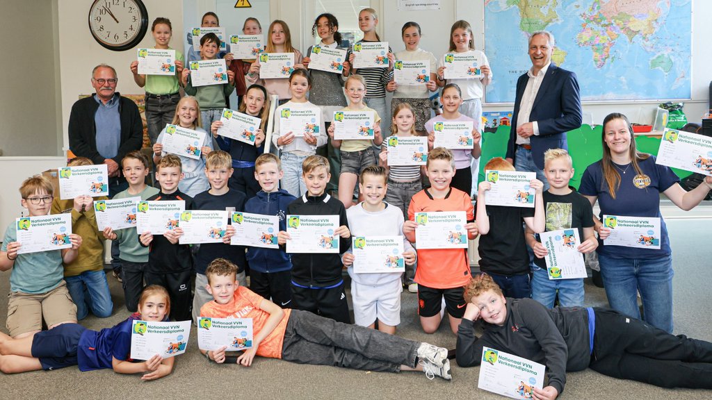 Wethouder Jan Uitslag samen met de geslaagden van basisschool De Zaaier. Foto Marcel van Saltbommel.