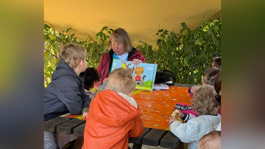 Kinderspeelmiddag in perenboomgaard in het teken van “vrijheid”