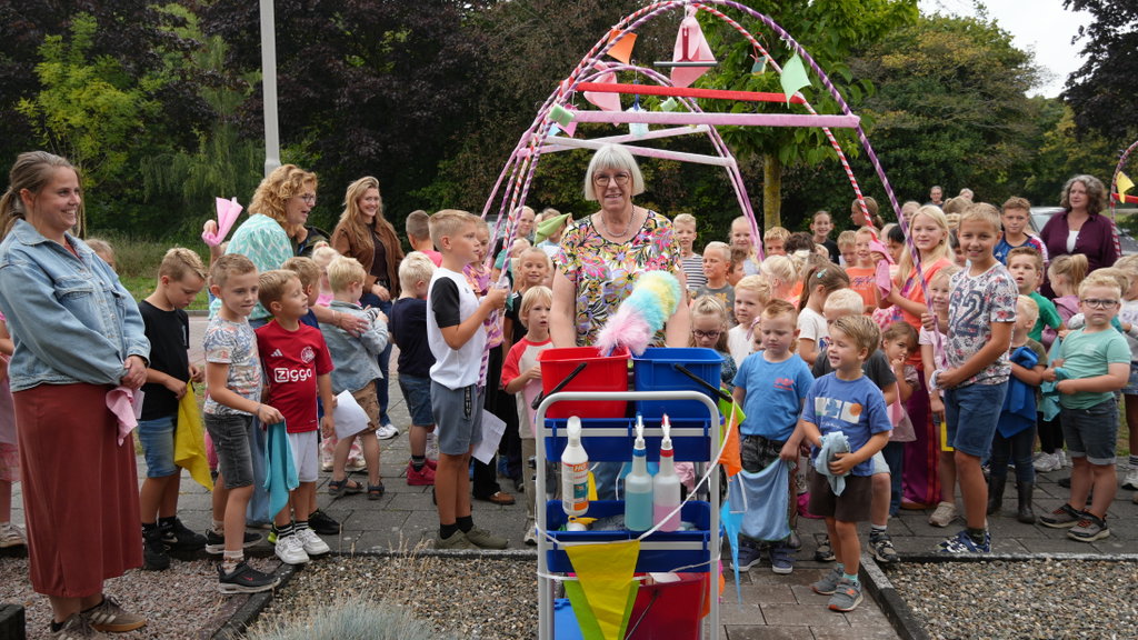 Rita Elzinga tussen de kinderen