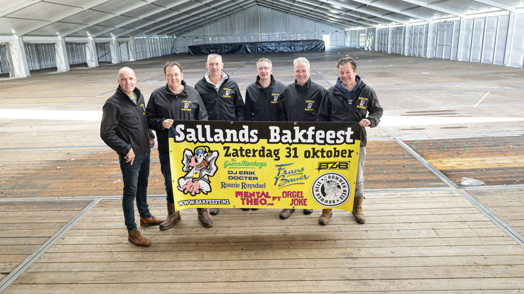 De vriendengroep die het Sallands Bakfeest organiseert in de tent. 