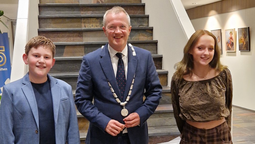 Kinderburgemeester met zijn voorganger en de burgemeester.