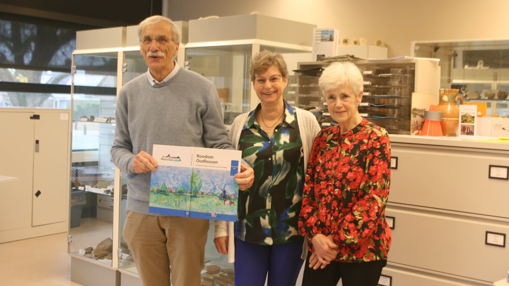 Archieffoto: Jan Sibelt, Bea van der Vegt (midden) en Willie van Oenen bij de presentatie van boek Rondom Oudleusen.