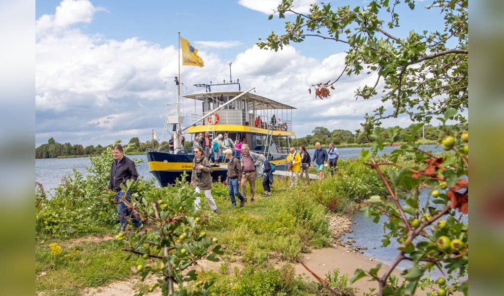 Varen Met De Blauwe Bever Vanaf Rhenen Naar De Eckse Waarden En Daar Wandelen In De Natuur Al