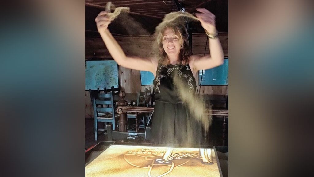 Op zaterdagochtend 3 mei zal zandkunstenares Helene Wieringa van Atelier Hupsakee een voorstelling g