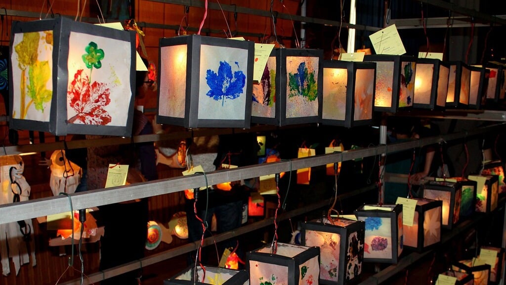 Bennekomse Sint-Maarten lampionnenoptocht op dinsdag 11 november: ‘Ook de RK kerk is sfeervol verlic