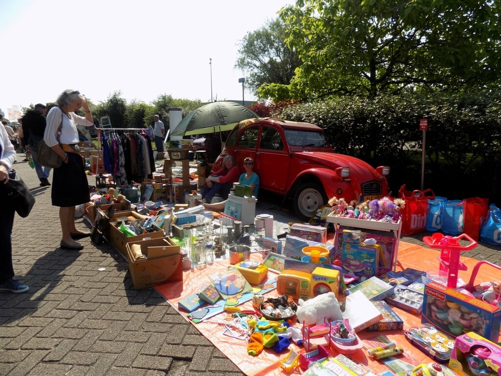 Kofferbakverkopen-op-terrein-van-Mercon-in-Gorinchem