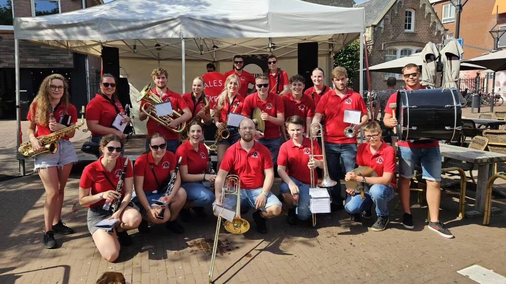 Babberichs Dweilorkest Ales Fekeert treedt op tijdens Open Podium in Babberich