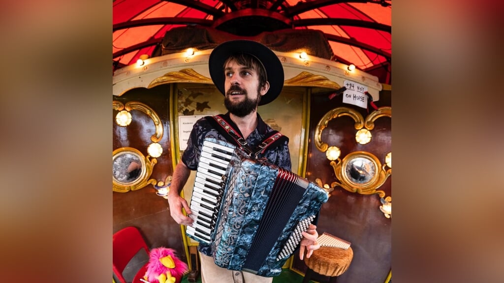 Concert multi-instrumentalist Luuk Lenders