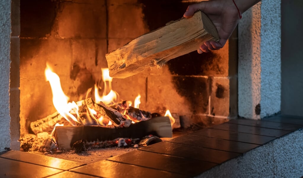 Gezellig de open haard aandoen? De weerstand neemt toe. (Foto: Adobe Stock)