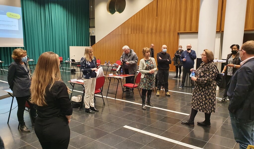 Bewoners Parkwijk overhandigden vorige week handtekeningen tegen komst jongerenwoningen. (Foto: Almere DEZE WEEK)