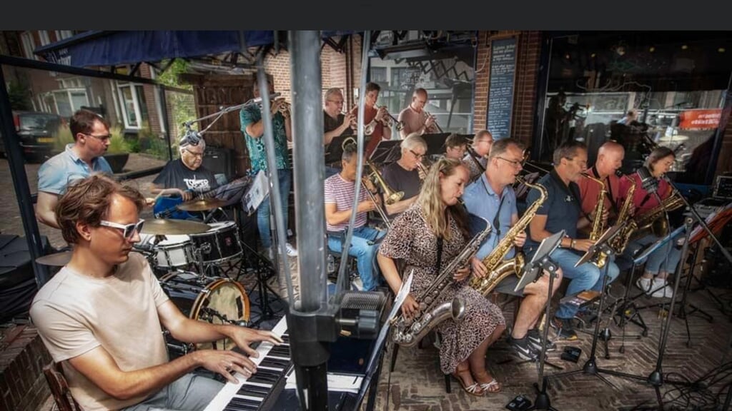 Optreden Big Band Almelo in het Beeklustpark