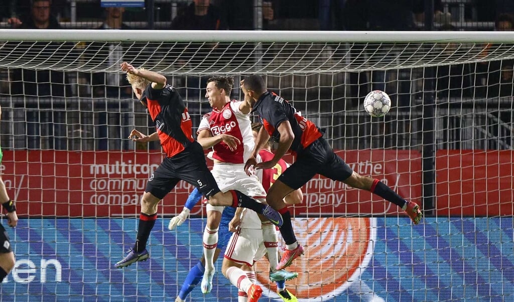 Jeremy Hilterman scoort de 2-2. Ajacied Youri Regeer kan dit niet voorkomen. (Foto: Ron Baltus)