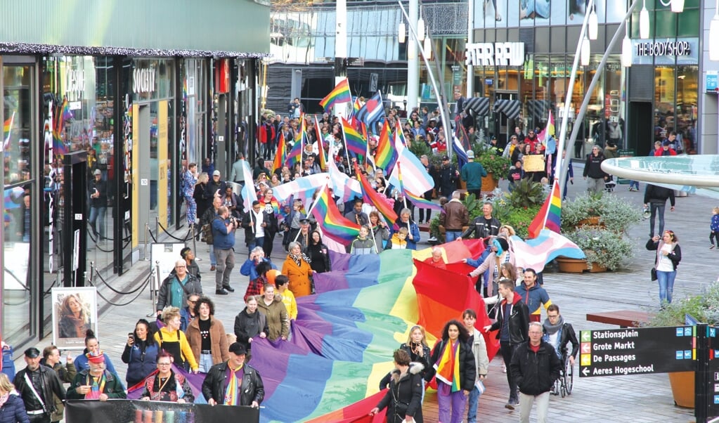 De Pride Walk trekt zondag weer door het centrum. (Archieffoto: Studio Fred Rotgans)