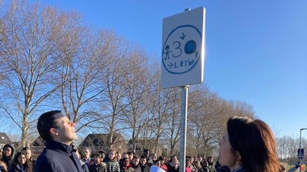 Wethouder Lindenberg onthulde het bord. (Foto: aangeleverd)