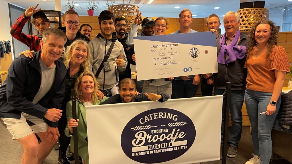 De cheque werd woendag overhandigd aan Broodje Hagelslag. (Foto: Almere ZAKEN)