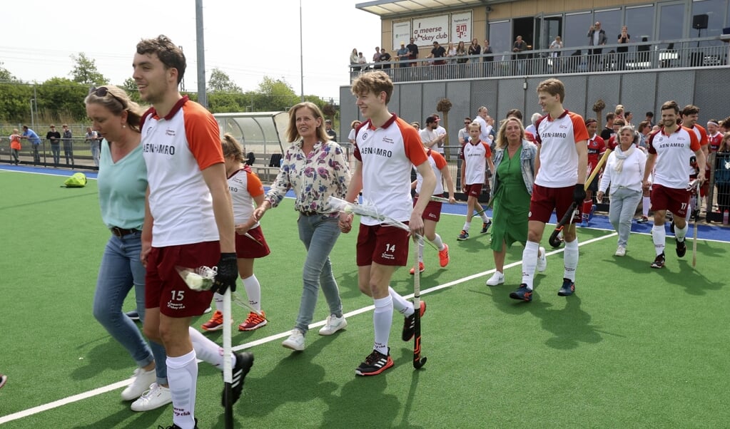 De heren kwamen met moeders het veld op. (Foto: Fred Rotgans)