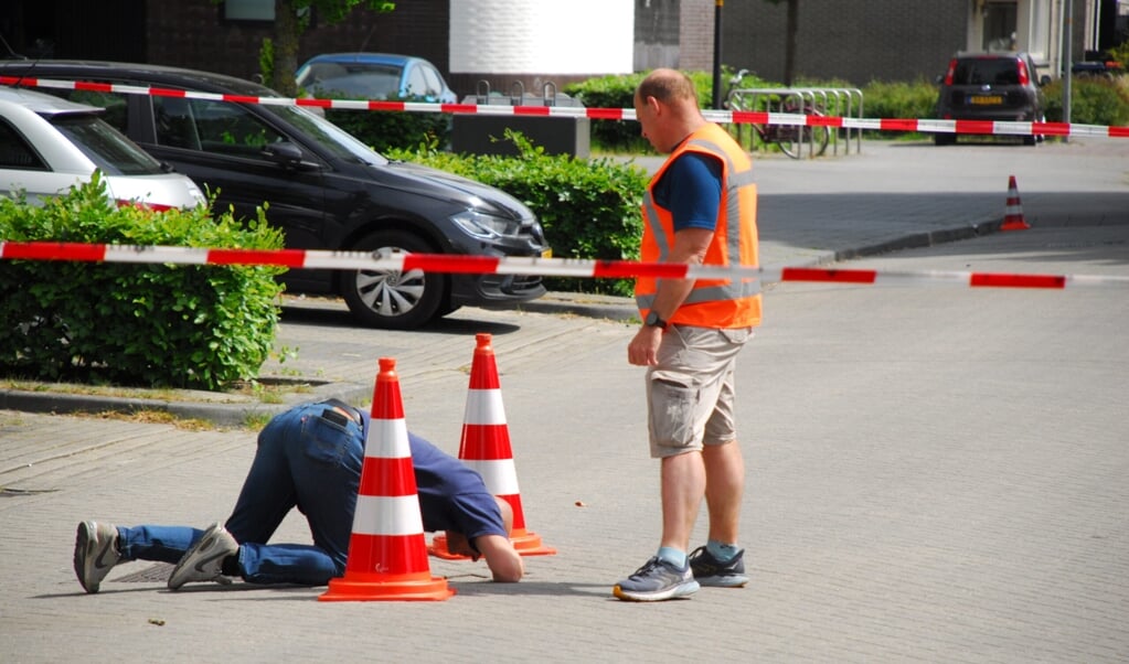 Een medewerker repareerde het gat. (Foto: HV Almere)