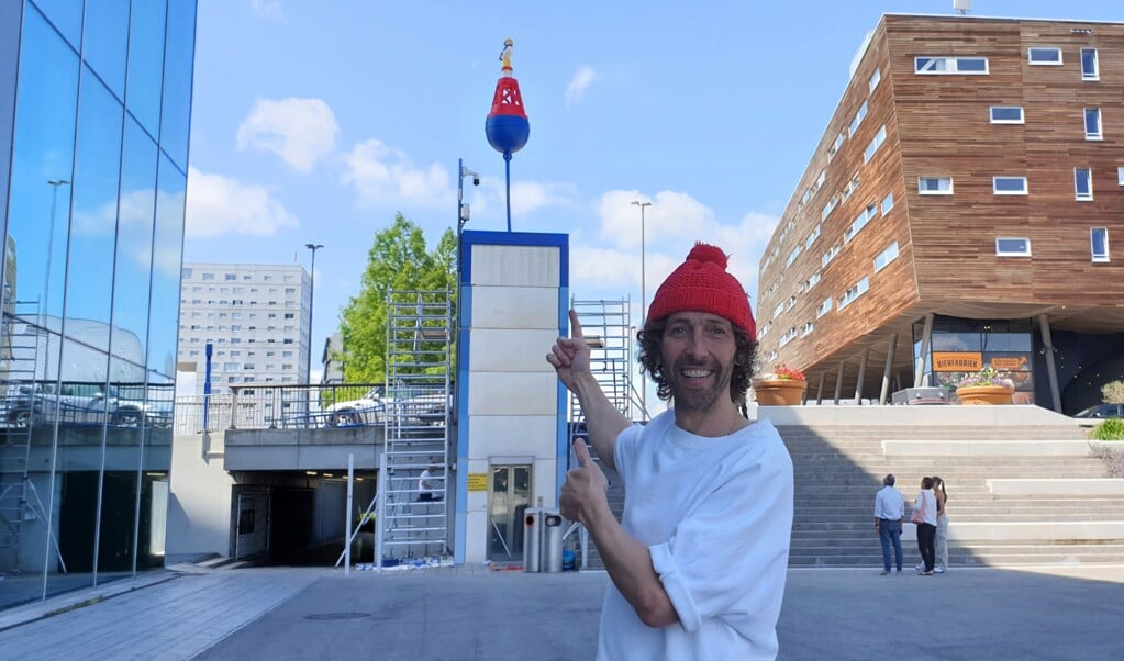 Steet Art Frankey bij het kunstwerk dat hij maakte op de lift aan de Esplanade. (Foto: Almere DEZE WEEK)