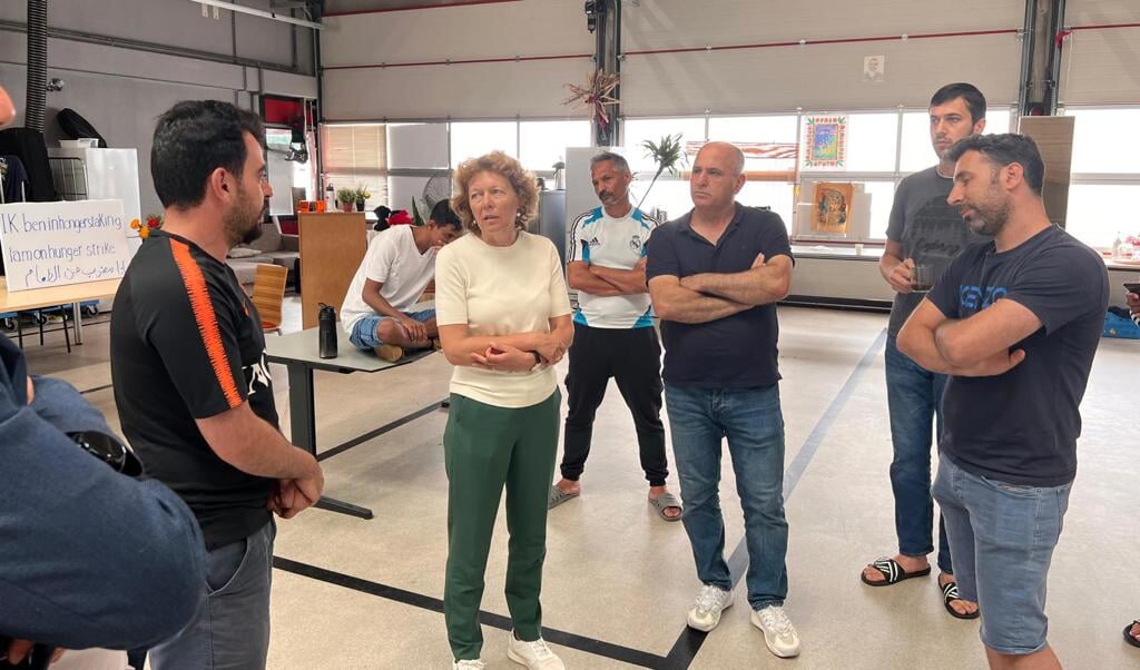 Wethouder De Jonge in gesprek met de hongerstakers. (Foto: aangeleverd)