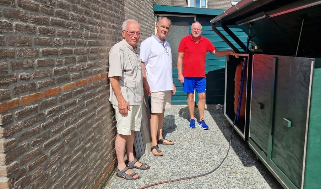 Bedenkers Jan (links), Paul en Rob (rechts) bij hun wateropvangsysteem. (Foto: aangeleverd)