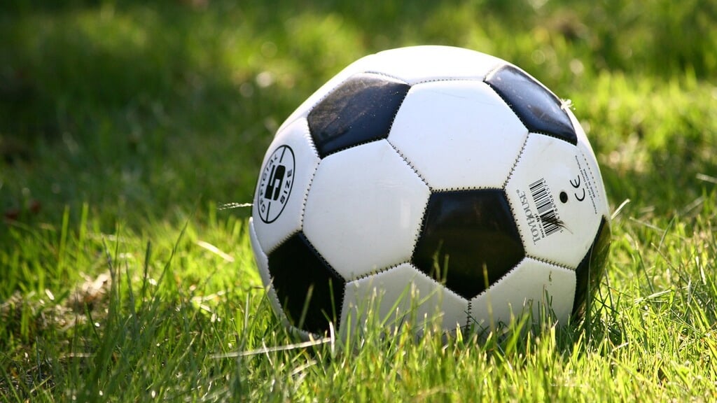 90 jaar Rood-Wit: Voetbalclinic FC De Rebellen, wedstrijd Rood-Wit-FC De Rebellen en Feestavond
