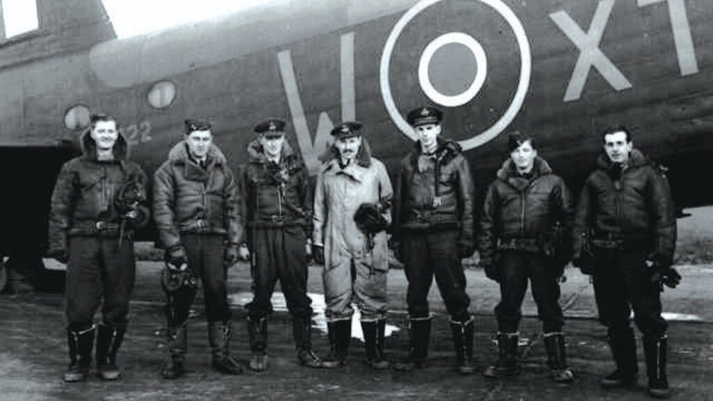 Oorlogsvliegtuig Short Stirling en bemanning.  De restanten van dit vliegtuig zijn later in Almere teruggevonden. (Foto: Aircrewremembered.com/Steve Smith)