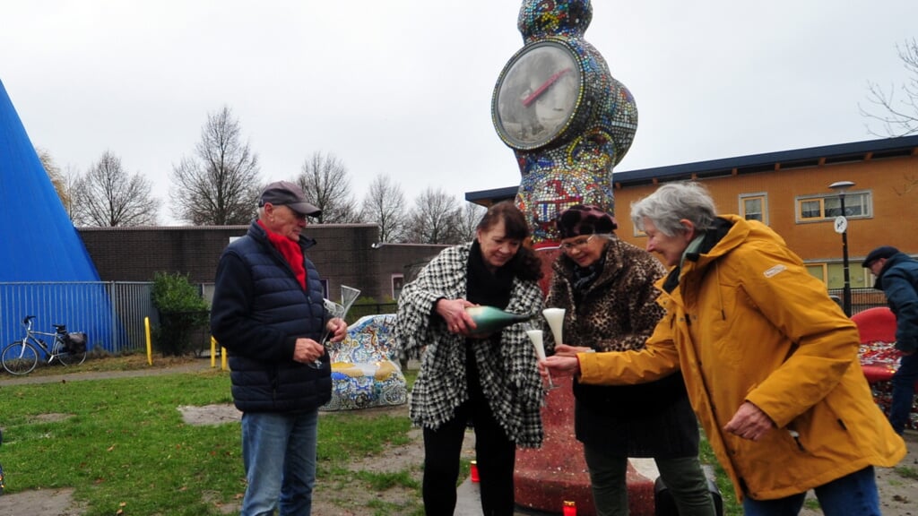 Kunstenaar Emeke Buitelaar (tweede van rechts) en kunstambassadeurs Michelle Friedlander, Iekje de Kok en Edze Hiemstra proosten op de nieuwe locatie van het kunstwerk. (Foto: Bob Friedlánder)
