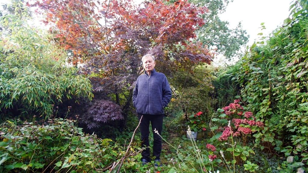 Klimaatburgemeester Chris Soebroto in zijn wilde bostuin. (Archieffoto: Fred Rotgans)