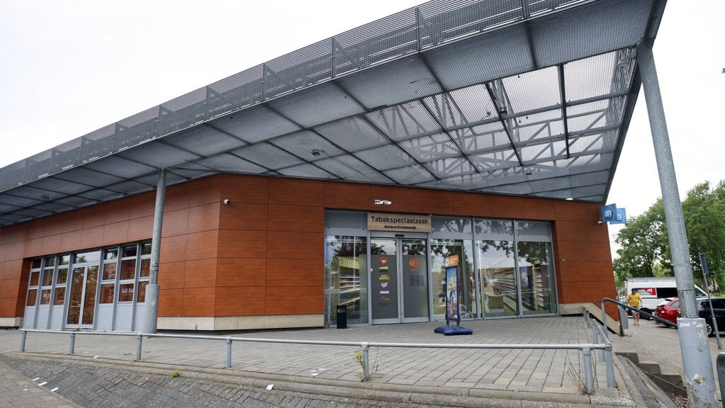 De Albert Heijn in Kruidenwijk heeft nu een tabakspeciaalzaak. (Foto: Fred Rotgans)
