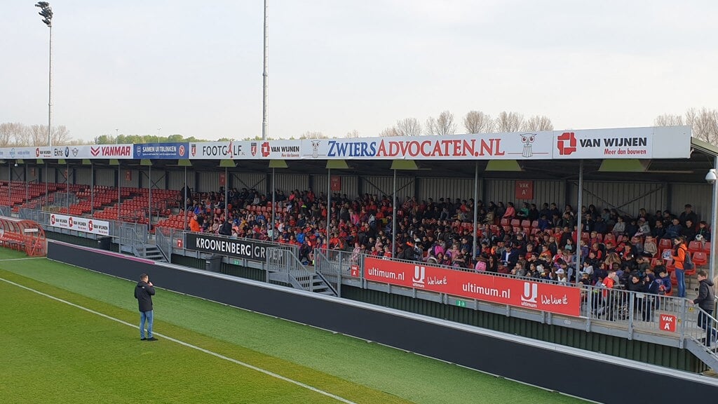 De huidige stadiontribunes zijn te klein geworden (Archieffoto: Almere DEZE WEEK)
