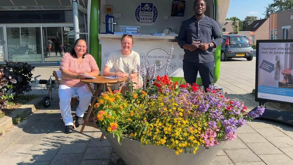 Gemeentemedewerkers voeren campagne op het 's-Hertogenboschplein (Foto: Almere DEZE WEEK)