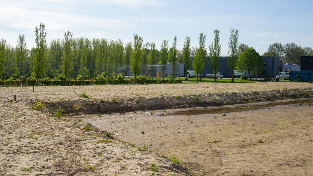 De kavel op het Annapark ligt al lang braak (Archieffoto: Almere DEZE WEEK)