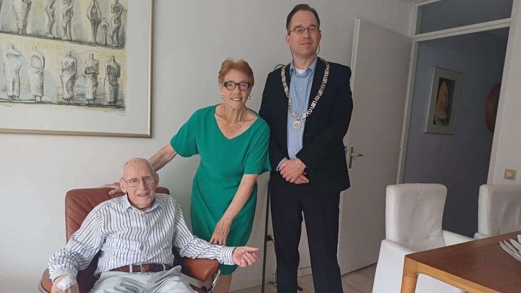 Het echtpaar kreeg maandag bezoek van loco-burgemeester Alexander Sprong. (Foto: aangeleverd)