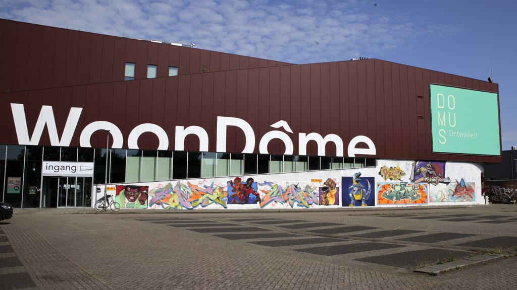 Tot de voormalige WoonDôme wordt gesloopt doet het pand dienst als culturele broedplaats Cultuurdôme. (Foto: Fred Rotgans)