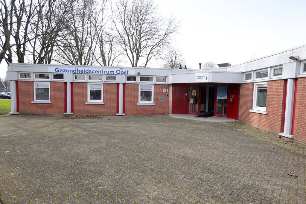 Gezondheidscentrum Oost is een van de te verkopen panden (Foto: Fred Rotgans)