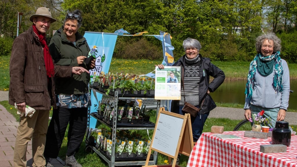 Groene Buren delen plantjes uit tijdens een eerdere actie (Archieffoto: aangeleverd)