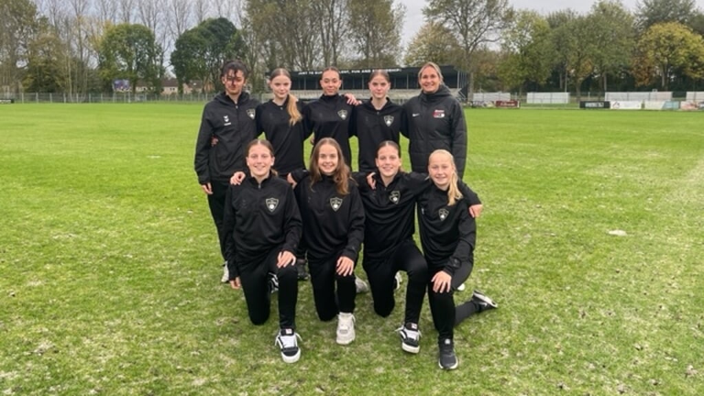 Vlnr: (boven): Saira Sultan, Tara Paehlig, Ize Burgemeestre, Sophie Paehlig, Desiree van Lunteren. (onder): Esmee Menkhorst, Sterre Griffioen, Milou Mekhorst, Isara Schellings