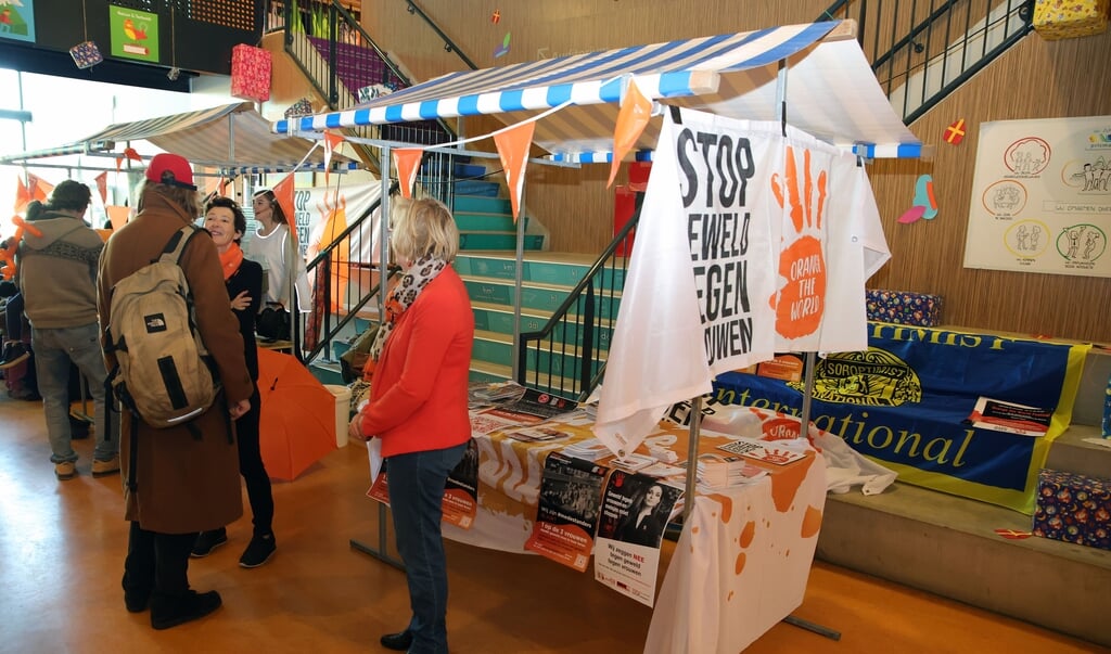 Bij de Homerusmarkt in Poort vond zaterdag het eerste Orange the World Festival plaats. (Foto: Fred Rotgans)