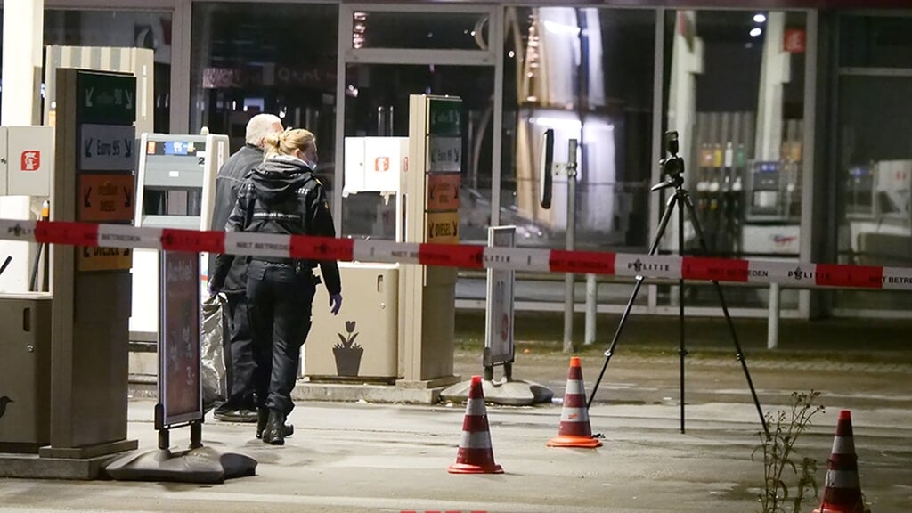 Het tankstation aan de Molenweg werd afgezet voor onderzoek. (Foto: HV Almere)