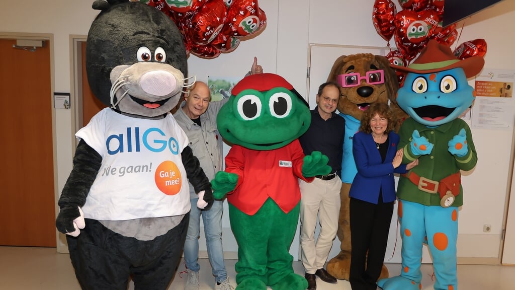 Verschillende mascottes, waaronder de Opkikker, kwamen langs op de kinderafdeling. (Foto: Fred Rotgans)