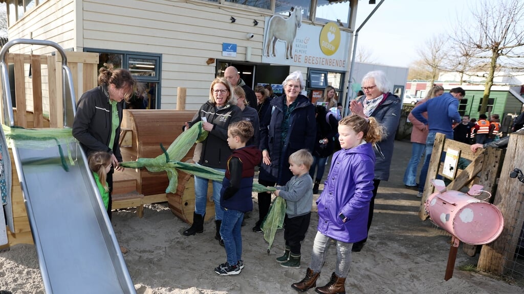 Het speeltoestel, in de vorm van een tractor, werd vrijdag feestelijk onthuld. (Foto: Fred Rotgans)