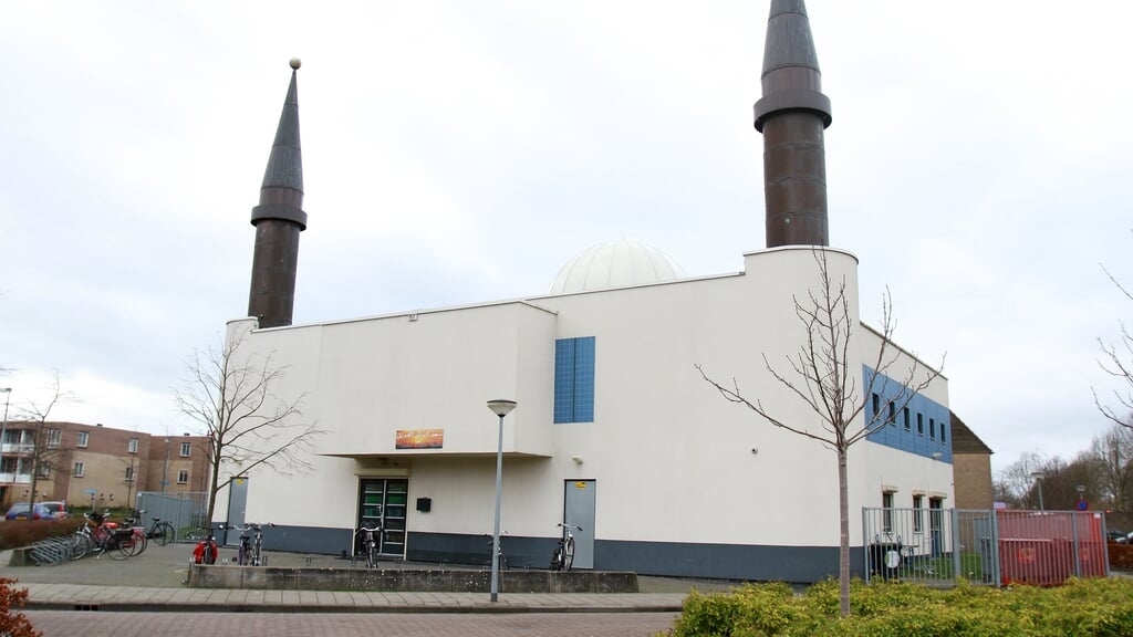 De Abou Bakr moskee in Staatsliedenwijk. (Archieffoto: Fred Rotgans)