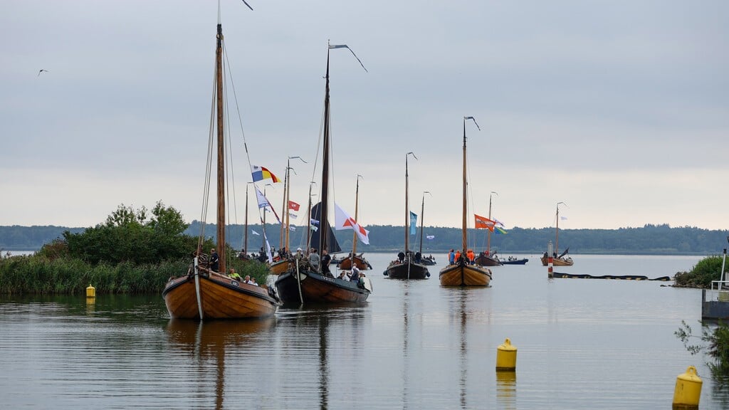 De botters varen de Havenkom in (Foto: aangeleverd)