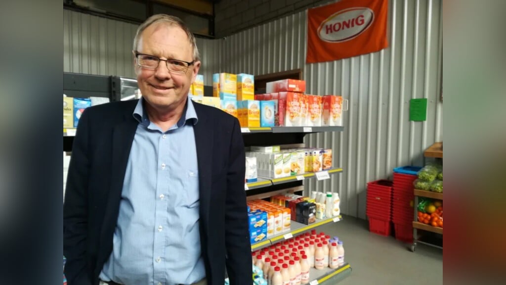 Peter Mons in de supermarkt van Voedselbank Almere (Foto: aangeleverd)
