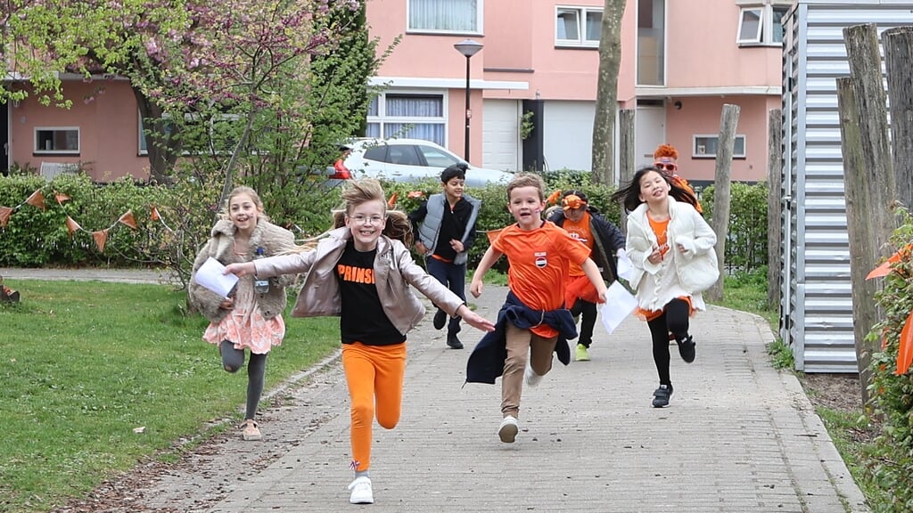 Kinderen van het Spectrum hielden tijdens de Koningsspelen een sponsorloop voor de CliniClowns. (Foto: Fred Rotgans)