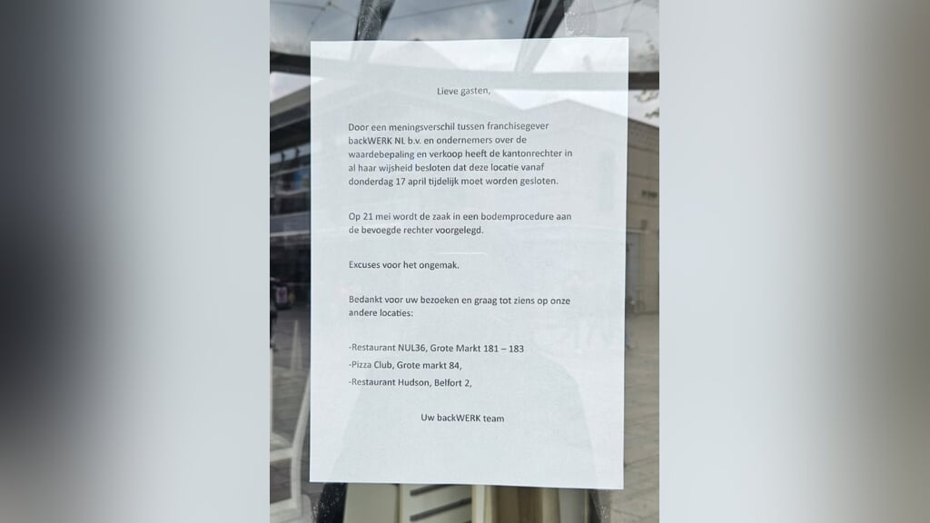 Bij BackWERK hangt een brief over de sluiting van het filiaal op de ruit (Foto: aangeleverd)