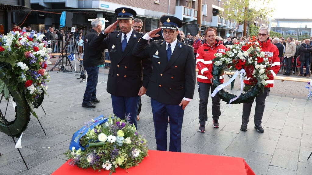 Dodenherdenking in Almere Haven. (Foto: Fred Rotgans)