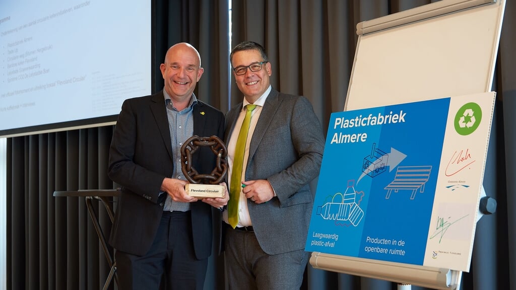 Gedeputeerde Michiel Rijsberman (rechts) en oud- wethouder Jan Hoek waren trots op de plasticfabriek. (Archieffoto: Remco Remeijer)