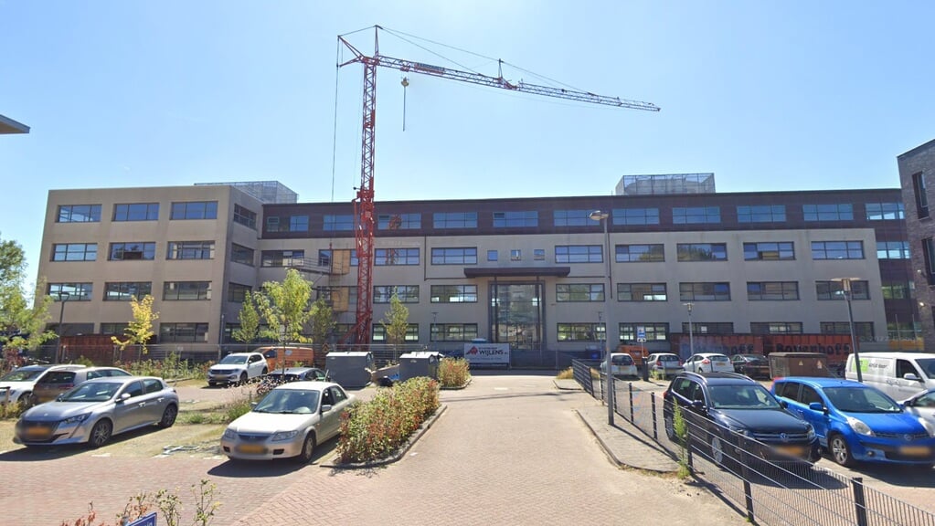 In dit kantoorpand aan de L. Armstrongweg zijn nu woningen gerealiseerd. (Archieffoto: Google)